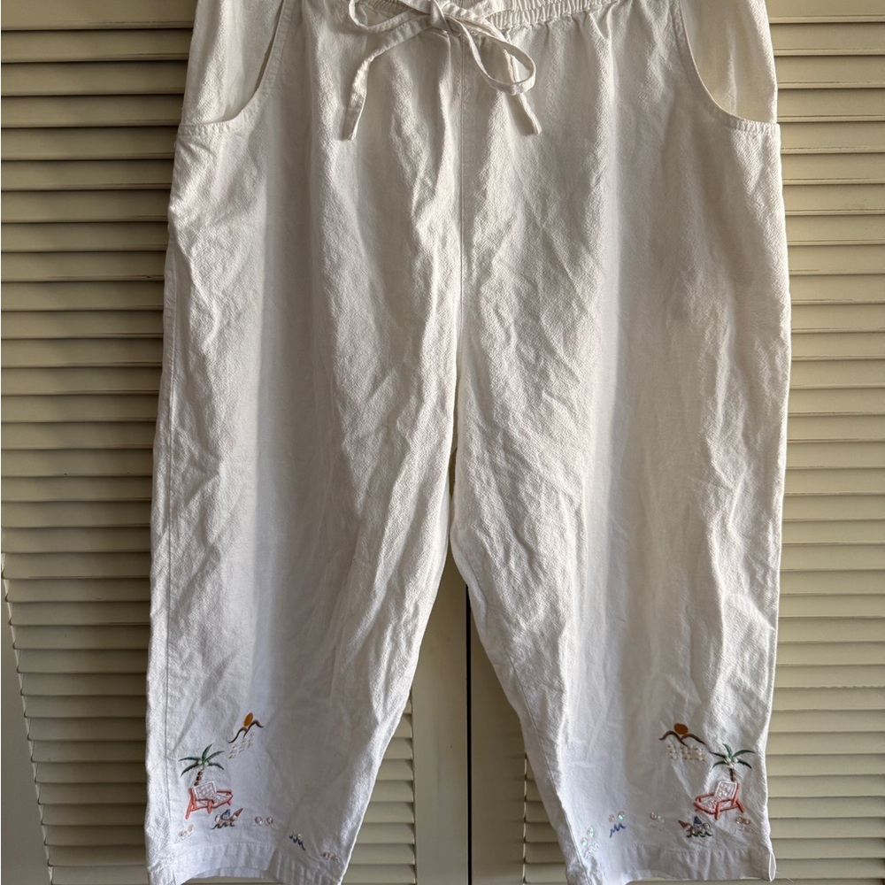 Jane Ashley White Cropped Pants with Embroidered Details